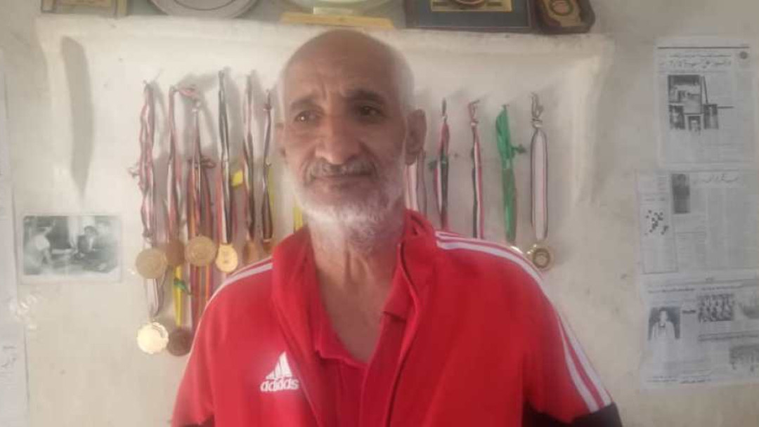 حمله الرئيس الصيني شوان لاي على كتفه: أسطورة التنس اليمني أحمد زايد يواجه وحيداً الفقر والمرض
