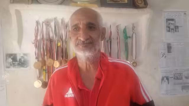 حمله الرئيس الصيني شوان لاي على كتفه: أسطورة التنس اليمني أحمد زايد يواجه وحيداً الفقر والمرض