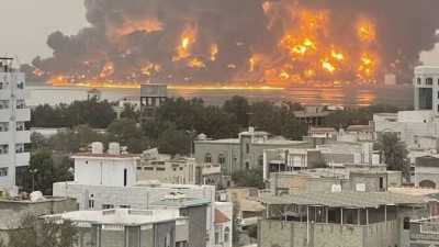 غارات إسرائيلية تستهدف مطار صنعاء ومنشآت حيوية في الحديدة