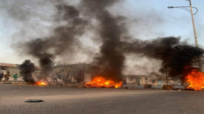 احتجاجات غاضبة في عدن تنديداً بانقطاع الكهرباء
