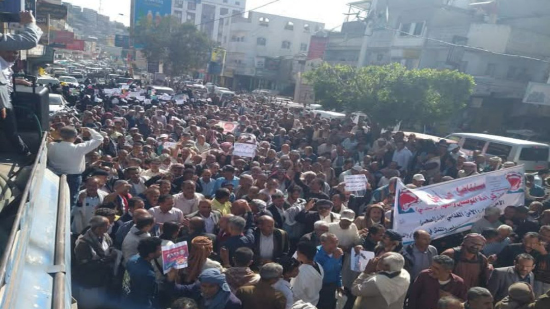 عقب لقاء بالمحافظ.. "التربويون" بتعز يرفضون "الفتات"