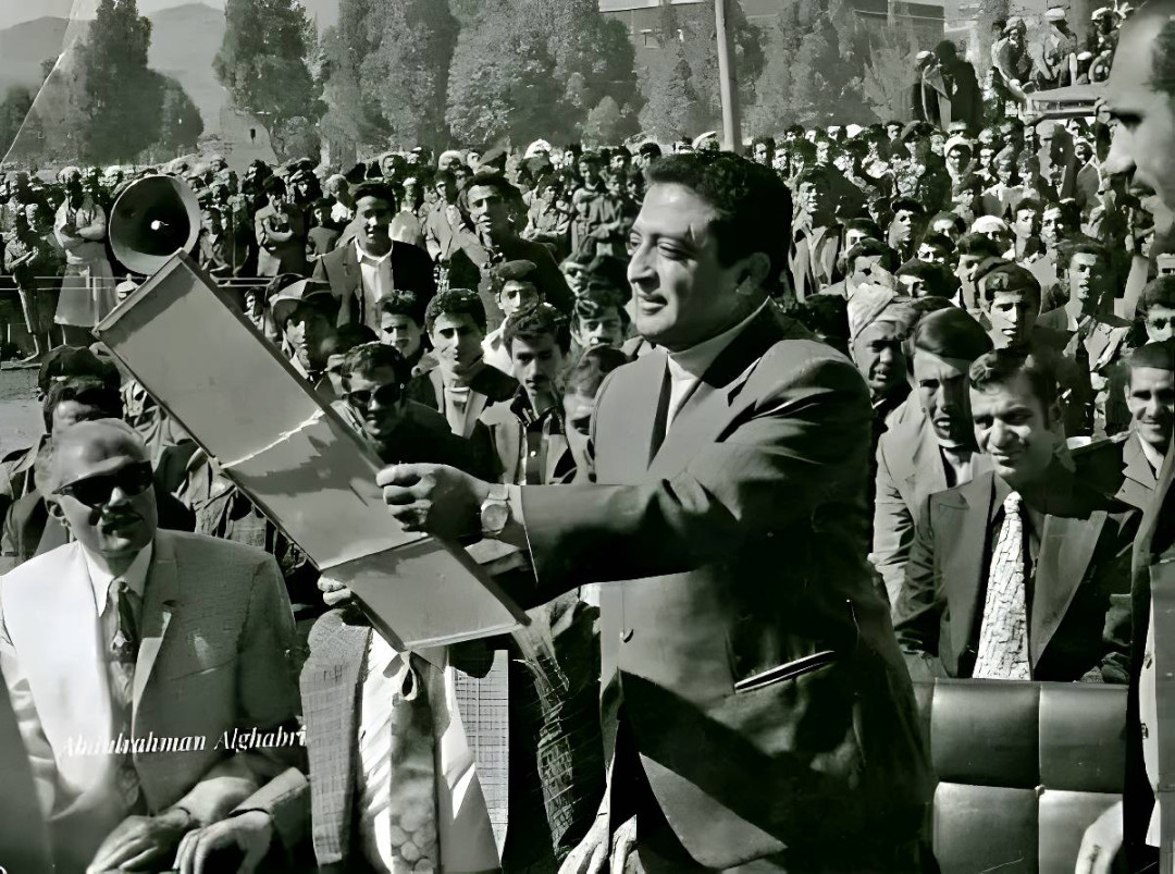 الحمدي خلال الاحتفال بيوم المعلم 1976 (عبدالرحمن الغابري)