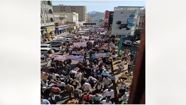 تظاهرة للمعلمين في تعز وإضرابهم يدخل أسبوعه الخامس