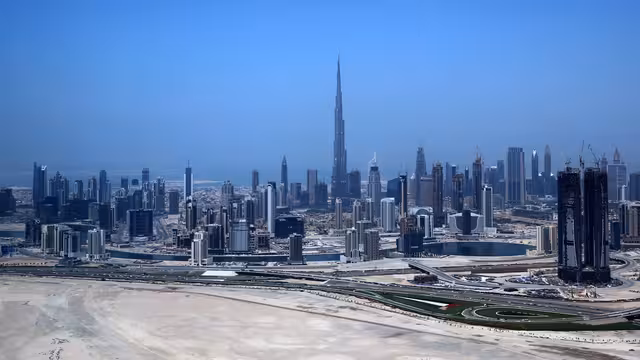 السعودية والإمارات تتنافسان لتكونا مركزين للأعمال الإقليمية