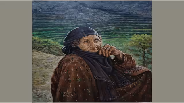 امرأة مسنة بنظرة عميقة