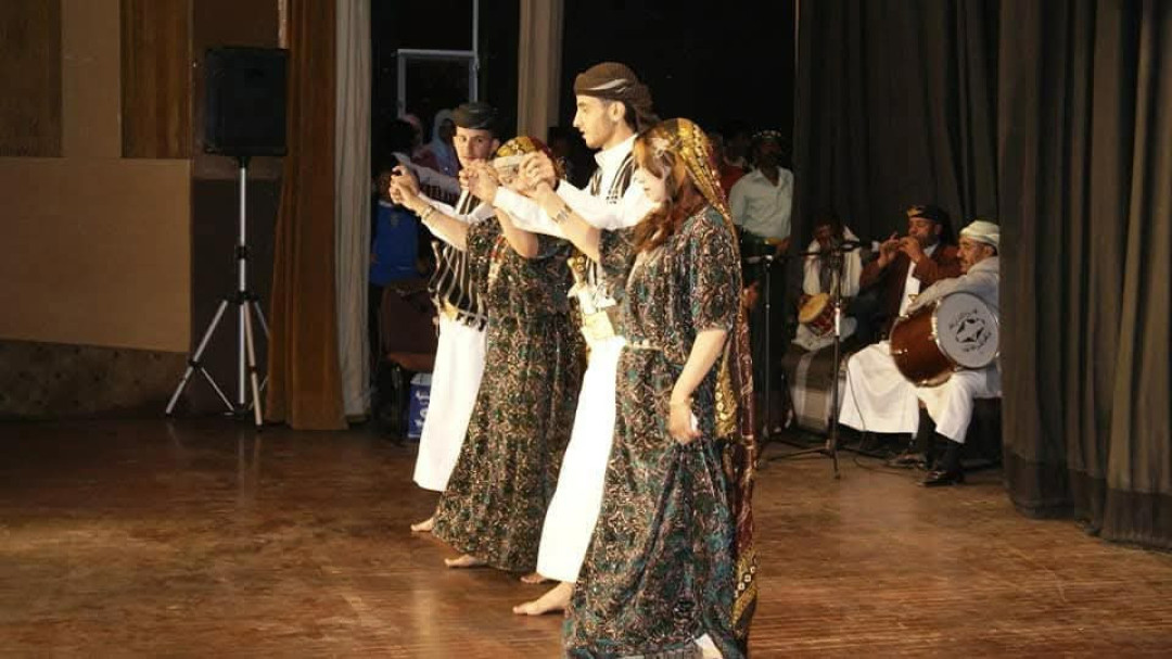 Fb Img 1744655128916 رقصة فلكلورية على خشبة المسرح(فيسبوك)