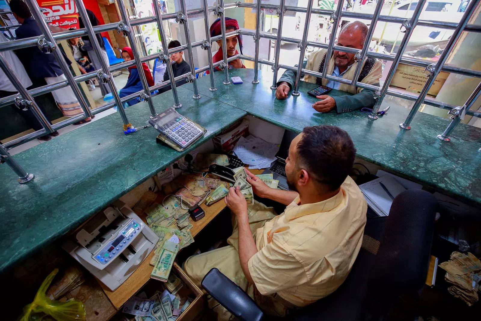 صنعاء: شكاوي من تدهور الخدمات المصرفية وسط أزمة سيولة