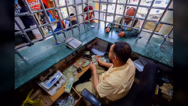 صنعاء: شكاوي من تدهور الخدمات المصرفية وسط أزمة سيولة