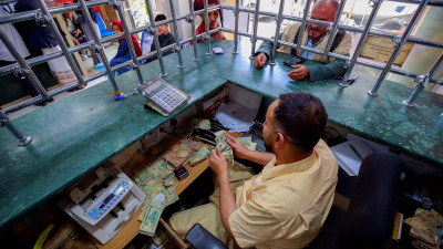 صنعاء: شكاوي من تدهور الخدمات المصرفية وسط أزمة سيولة