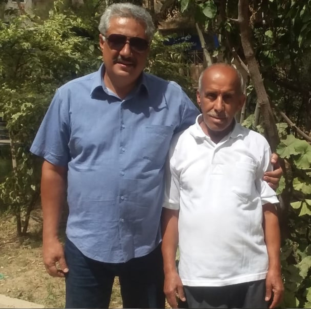 الكاتب وإلى جواره عبدالله الشرفي 