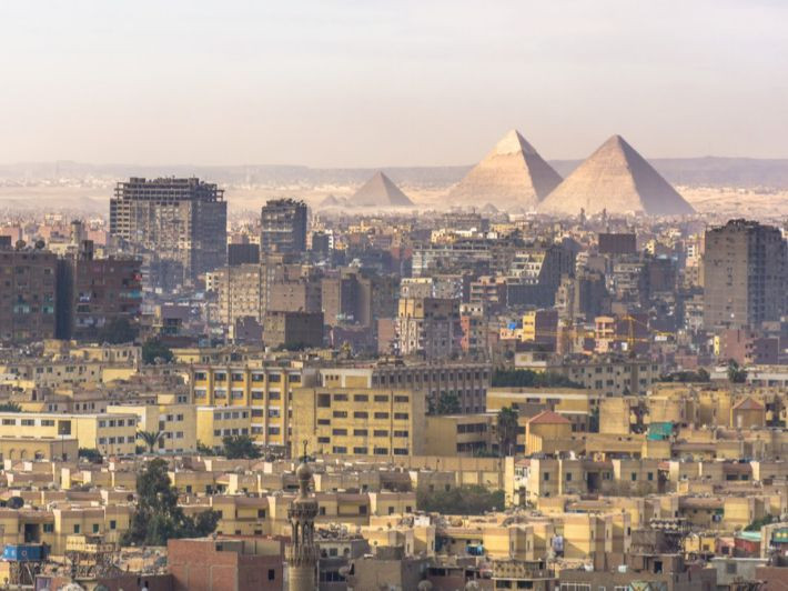 القاهرة: السفارة اليمنية تكشف عن اعتقال 140 يمنياً بتهم تتعلق بحيازة عملة أجنبية