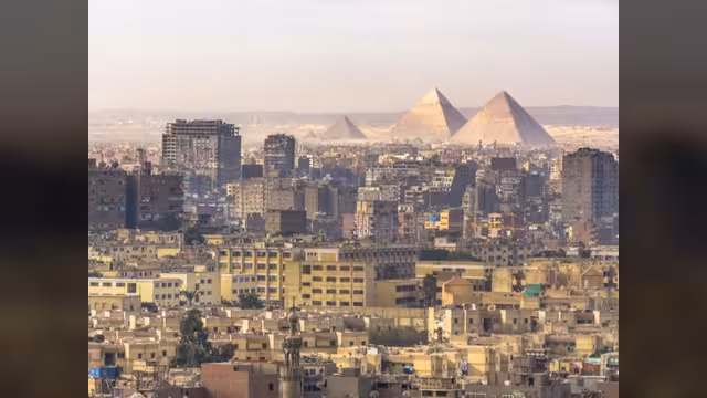 القاهرة: السفارة اليمنية تكشف عن اعتقال 140 يمنياً بتهم تتعلق بحيازة عملة أجنبية