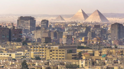القاهرة: السفارة اليمنية تكشف عن اعتقال 140 يمنياً بتهم تتعلق بحيازة عملة أجنبية