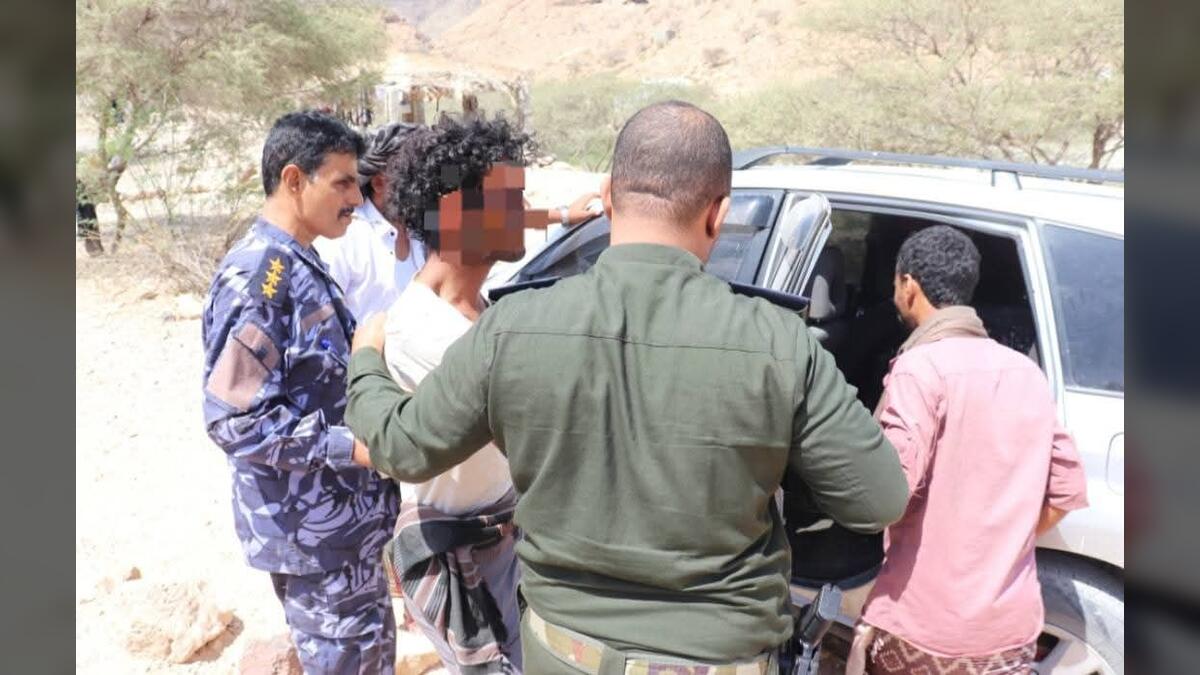 بعد موجة استياء واسعة.. شرطة المكلا تضبط أحد المعتدين على بائع الآيسكريم