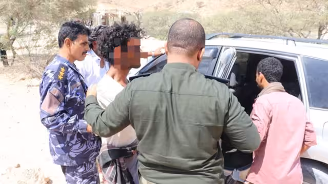 بعد موجة استياء واسعة.. شرطة المكلا تضبط أحد المعتدين على بائع الآيسكريم