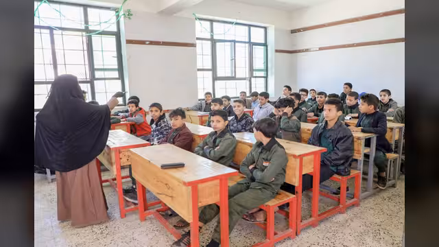 سخط واسع إثر قرار حوثي يمنع تعليم اللغة الإنجليزية في الصفوف الأولى