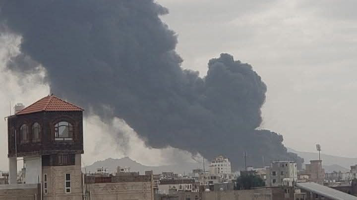 الطيران الإسرائيلي يشن غارات عنيفة على مطار صنعاء الدولي