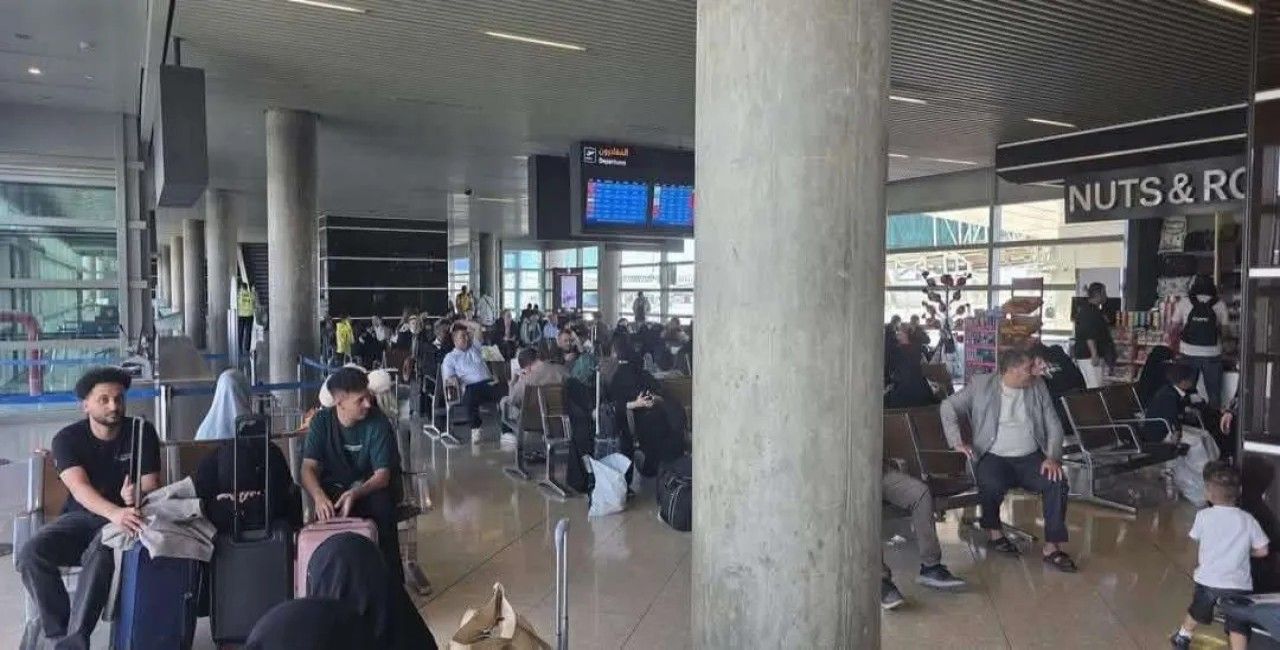 يمنيون عالقون في مطار عمّان بعد توقف الرحلات إلى صنعاء إثر غارات إسرائيلية