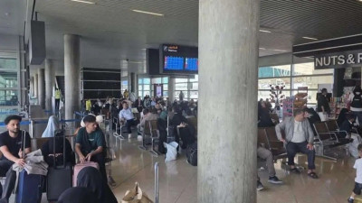 يمنيون عالقون في مطار عمّان بعد توقف الرحلات إلى صنعاء إثر غارات إسرائيلية