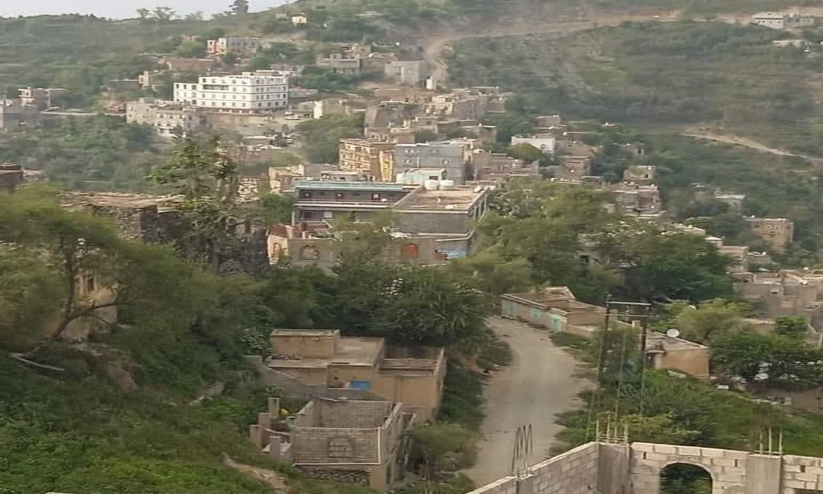 قبيلة يمنية تنبذ أحد أبنائها بسبب زواجه من أسرة تعتبرها "أدنى طبقياً".. وحقوقيون ينددون