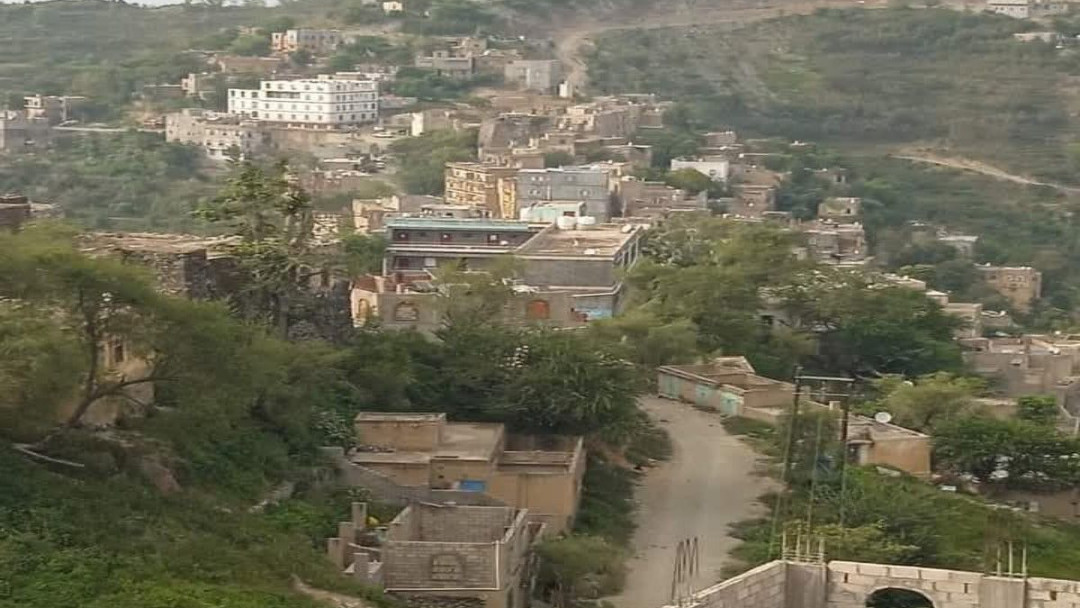 قبيلة يمنية تنبذ أحد أبنائها بسبب زواجه من أسرة تعتبرها "أدنى طبقياً".. وحقوقيون ينددون
