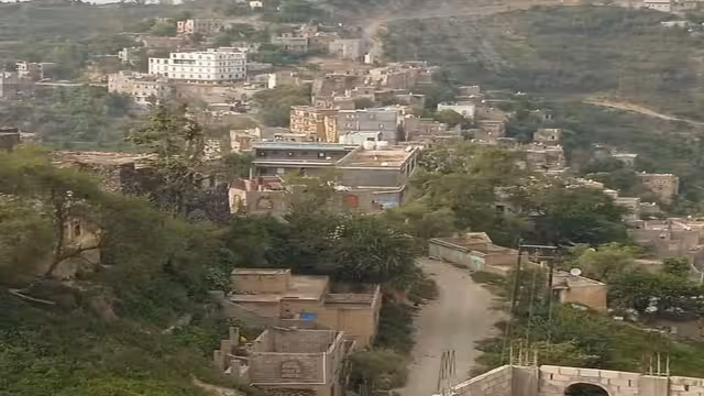 قبيلة يمنية تنبذ أحد أبنائها بسبب زواجه من أسرة تعتبرها "أدنى طبقياً".. وحقوقيون ينددون