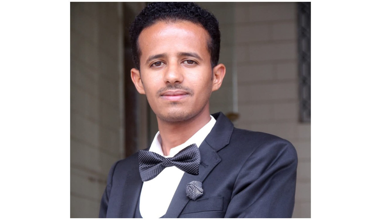 جندي في اللواء 35 يعتدي على صحفي في تعز ويتهمه بـ"التحوث"