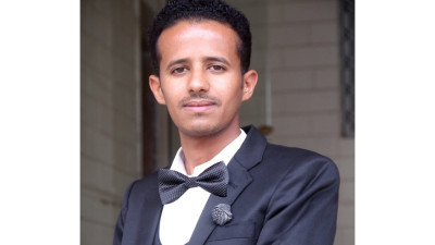 جندي في اللواء 35 يعتدي على صحفي في تعز ويتهمه بـ"التحوث"