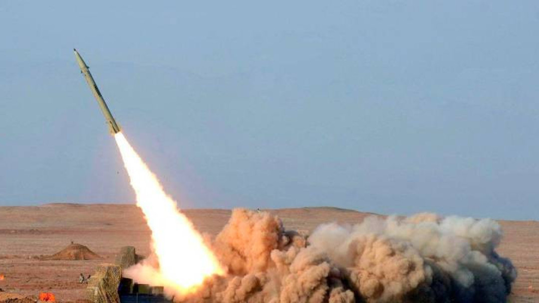 الحوثيون يعلنون استهداف مطار بن غوريون والجيش الإسرائيلي يدعو لإخلاء موانئ الحديدة
