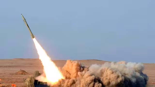 الحوثيون يعلنون استهداف مطار بن غوريون والجيش الإسرائيلي يدعو لإخلاء موانئ الحديدة
