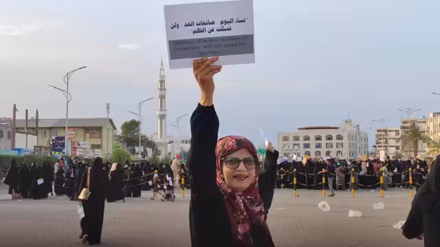 تظاهرة نسوية جديدة في عدن تُحمل الحكومة والانتقالي مسؤولية التدهور الخدمي
