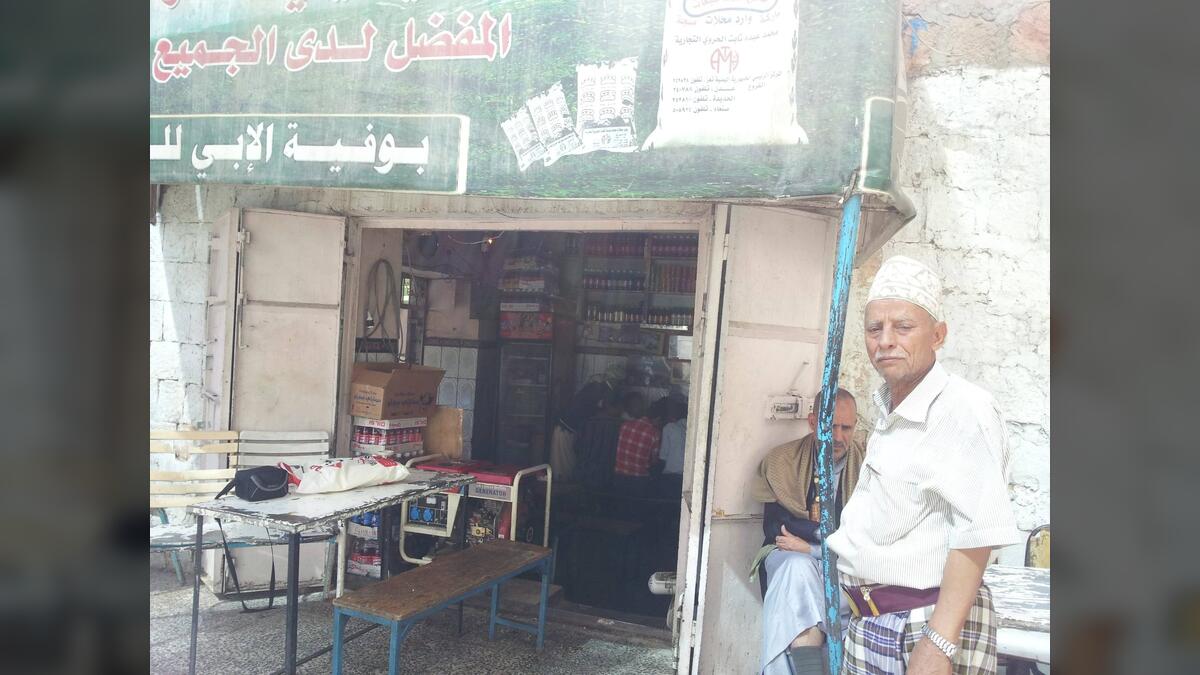 مقهى "الإبي" وصاحبه بتعز.. سبعون عامًا من ثبات الموضع وتبدلات الأحوال