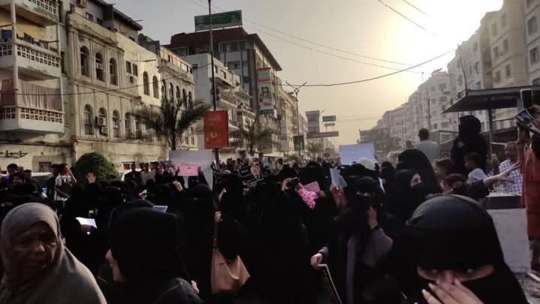 نساء عدن يواصلنّ احتجاجاتهنّ رغم المنع الأمني