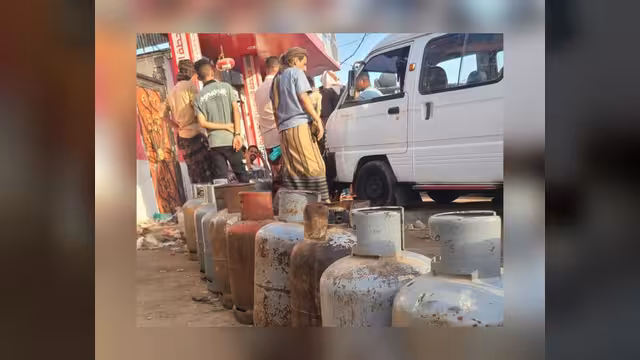 أزمة غاز حادة تشل الحياة في عدن