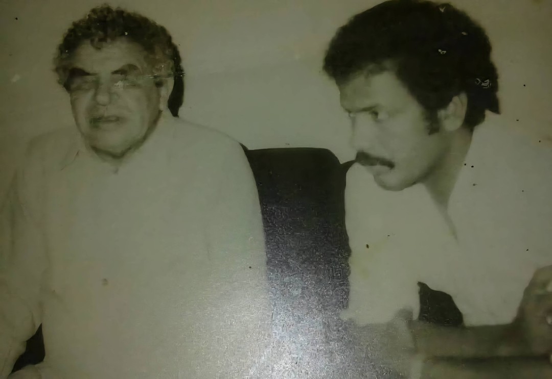 صورة للفقيد الفراص مع البردوني الذي ضل يحن لزمانه حتى مماته صورة للفقيد الفراص مع البردوني الذي ضل يحن لزمانه حتى مماته