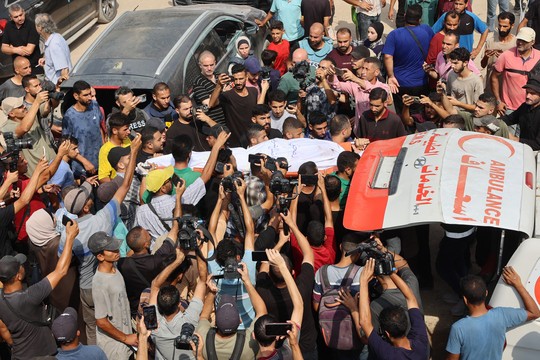 فلسطين: إسرائيل تقتل خمسة من موظفي الجزيرة في هجوم مستهدف على خيمة للصحفيين في مدينة غزة