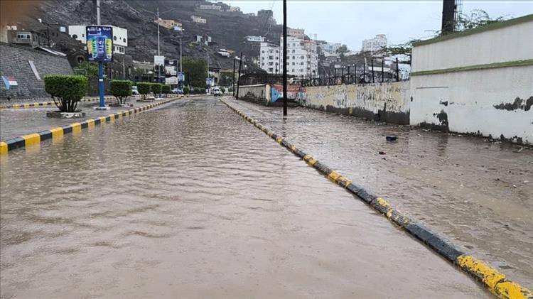 عدن: الأمطار الغزيرة تشل الحياة وتحذيرات صحية من ركود المياه