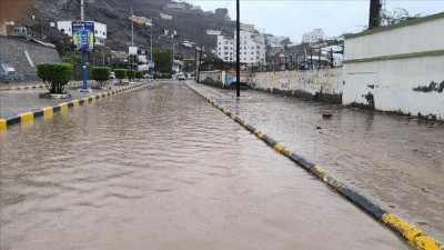 عدن: الأمطار الغزيرة تشل الحياة وتحذيرات صحية من ركود المياه