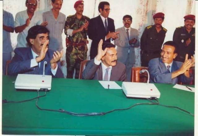 لحظة توقيع اتفاقية الوحدة اليمنية عام 1990