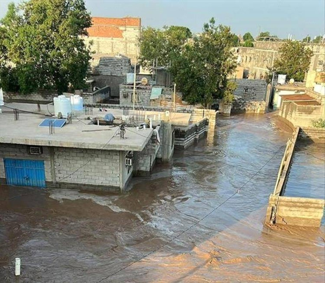 تدفق السيول الى داخل المنازل(منصات)