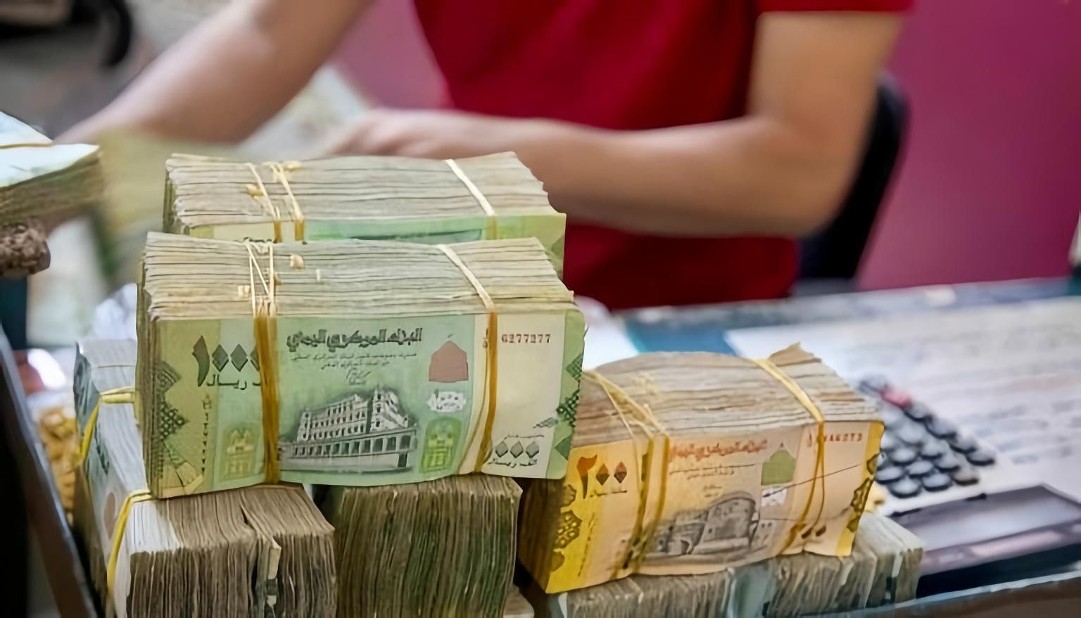عدن.. مواطنون ضحية تلاعب ومضاربة في العملة