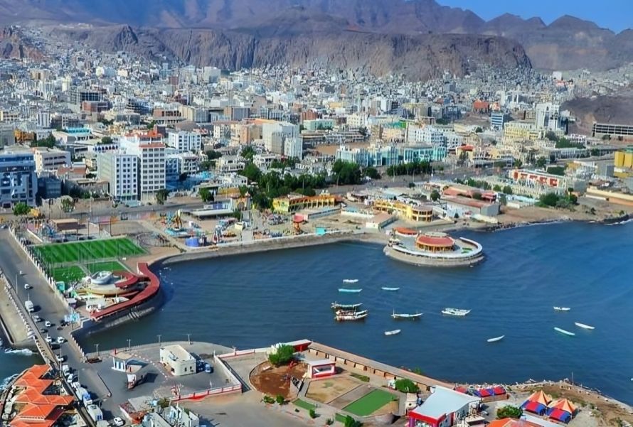 عدن: الصرّافون يغلقون محالهم والحزام الأمني يعلن وقف تدخلاته