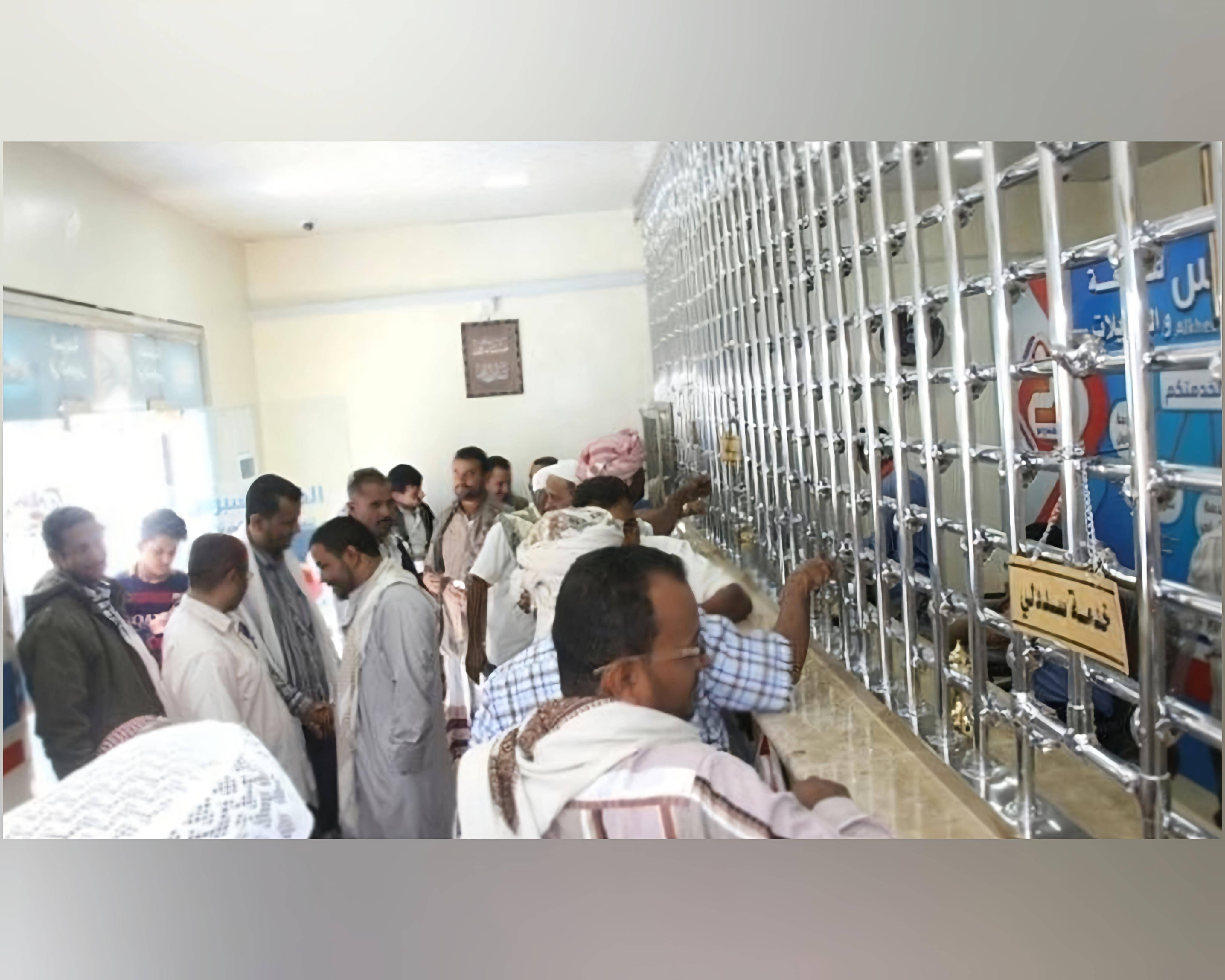 صرافو عدن يستأنفون العمل