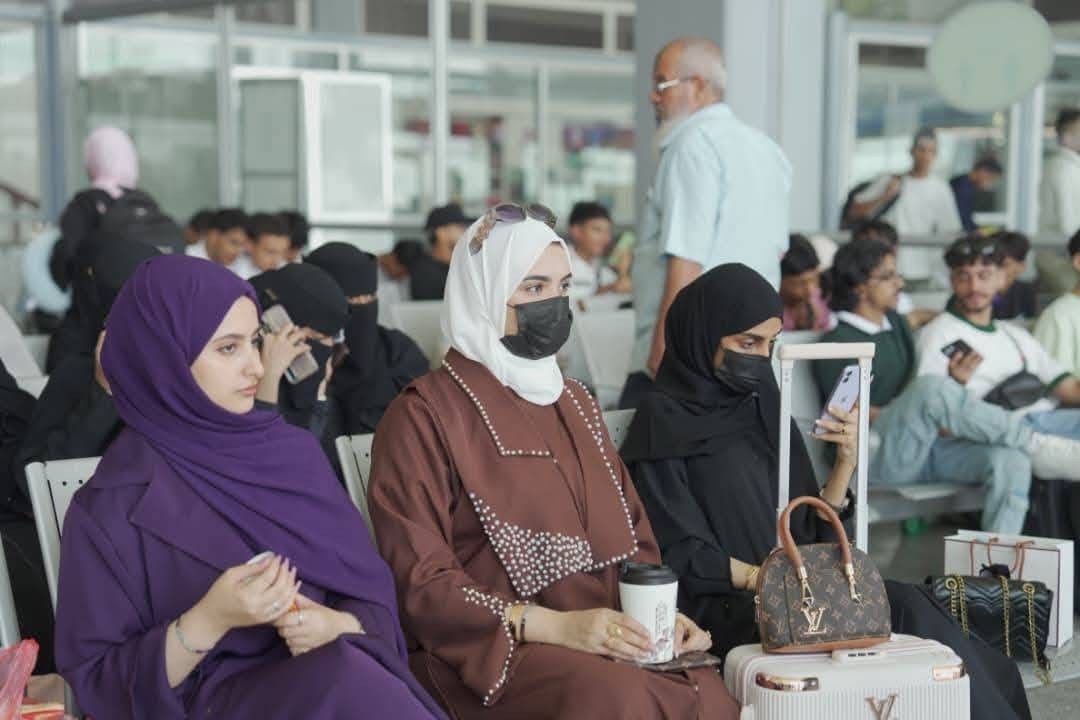طلاب وطالبات في صالة الانتظار (منصات)
