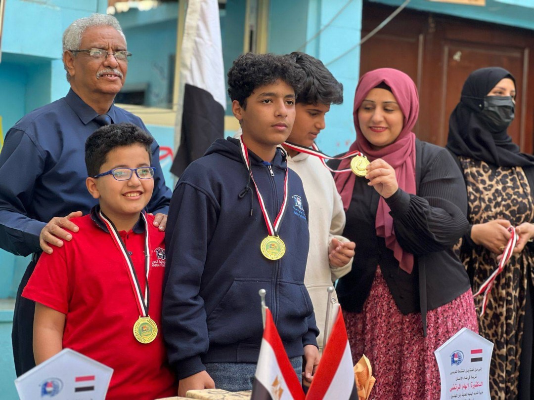 تكريم طلاب في المدرسه تكريم طلاب في المدرسه