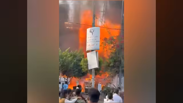 تعز.. حريق هائل يلتهم سوق تجاري في الحوبان
