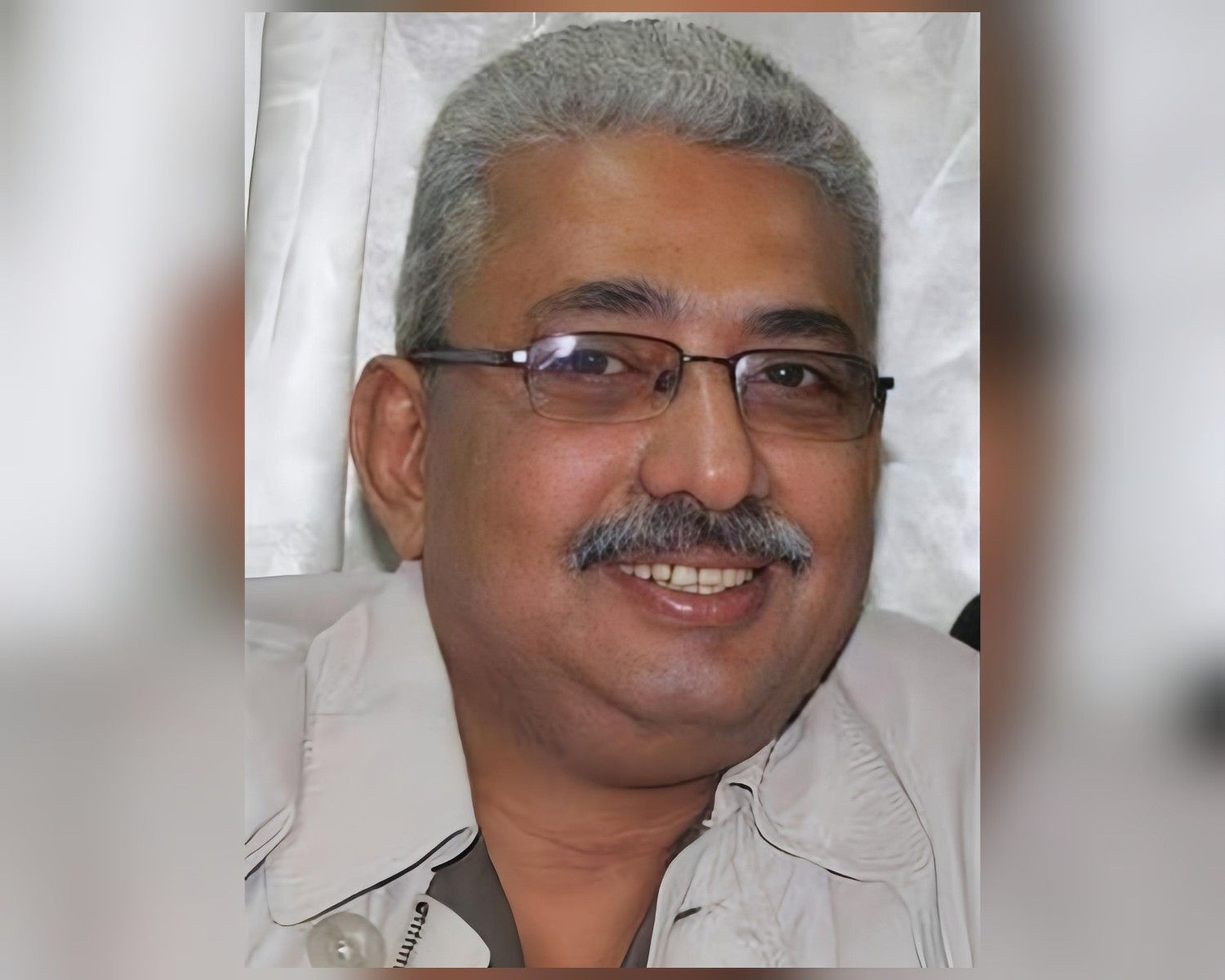 شاعرٌ اختطفته الصحافة فمنحها روحه المُشِّعة