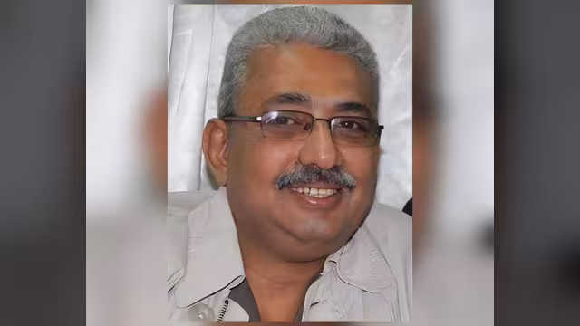 شاعرٌ اختطفته الصحافة فمنحها روحه المُشِّعة