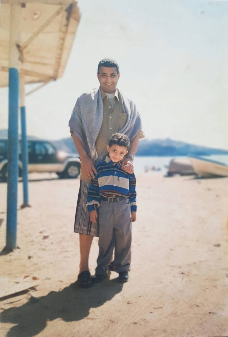 حسن مع نجله الوحيد حاتم- عدن2000