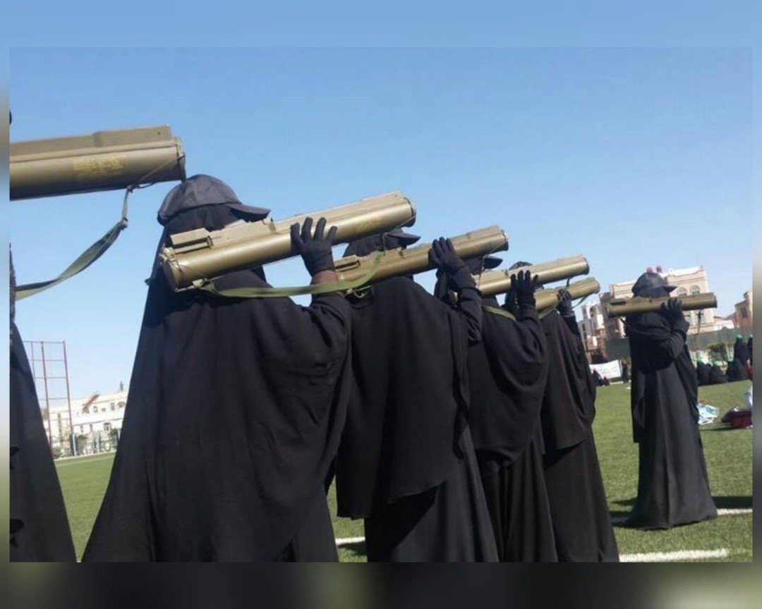 حوثيات يحملن قاذفات صواريخ
